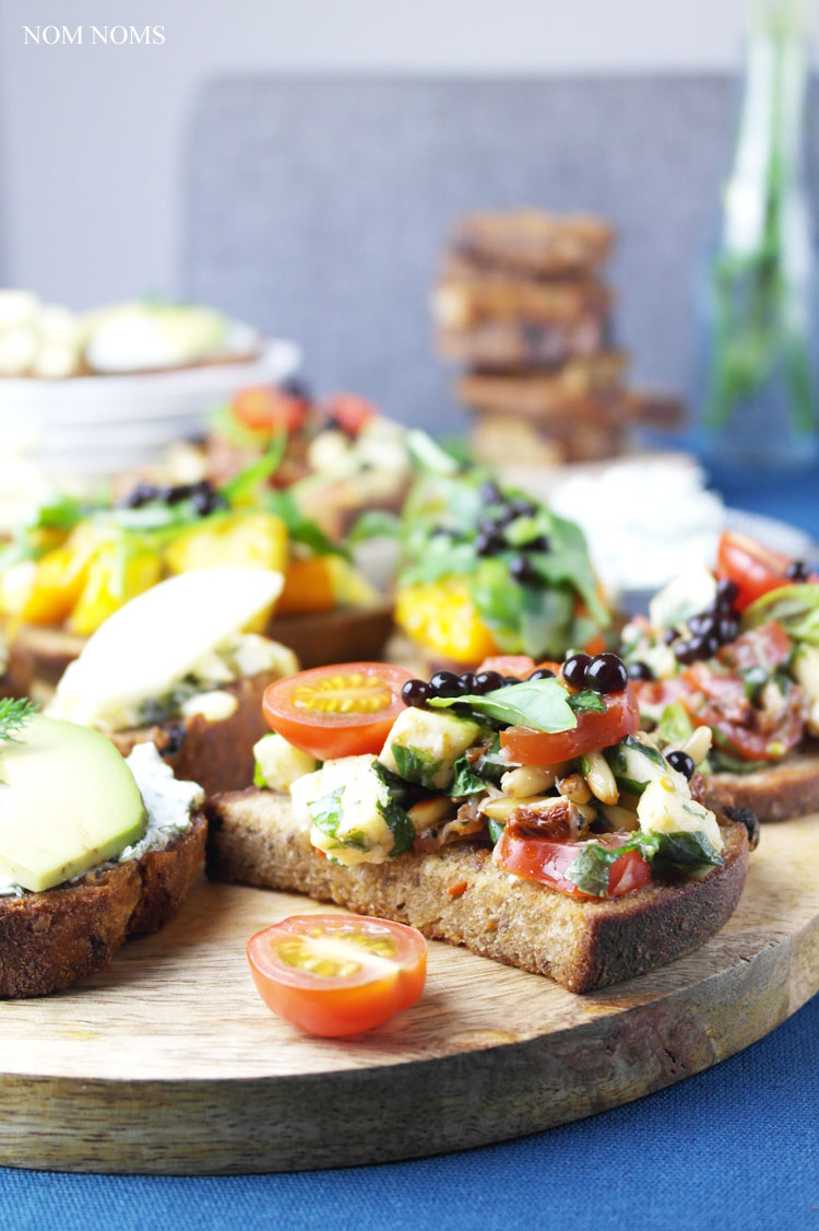 vegetarische bruschetta: herzhaft und süß: Mozzarella-Tomaten-Bruschetta