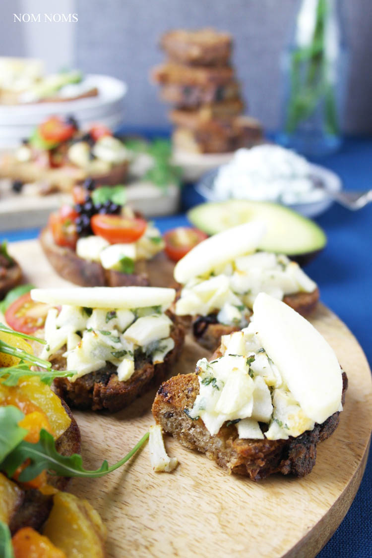 vegetarische bruschetta: herzhaft und süß: Bruschetta mit Apfel und Ziegenkäse
