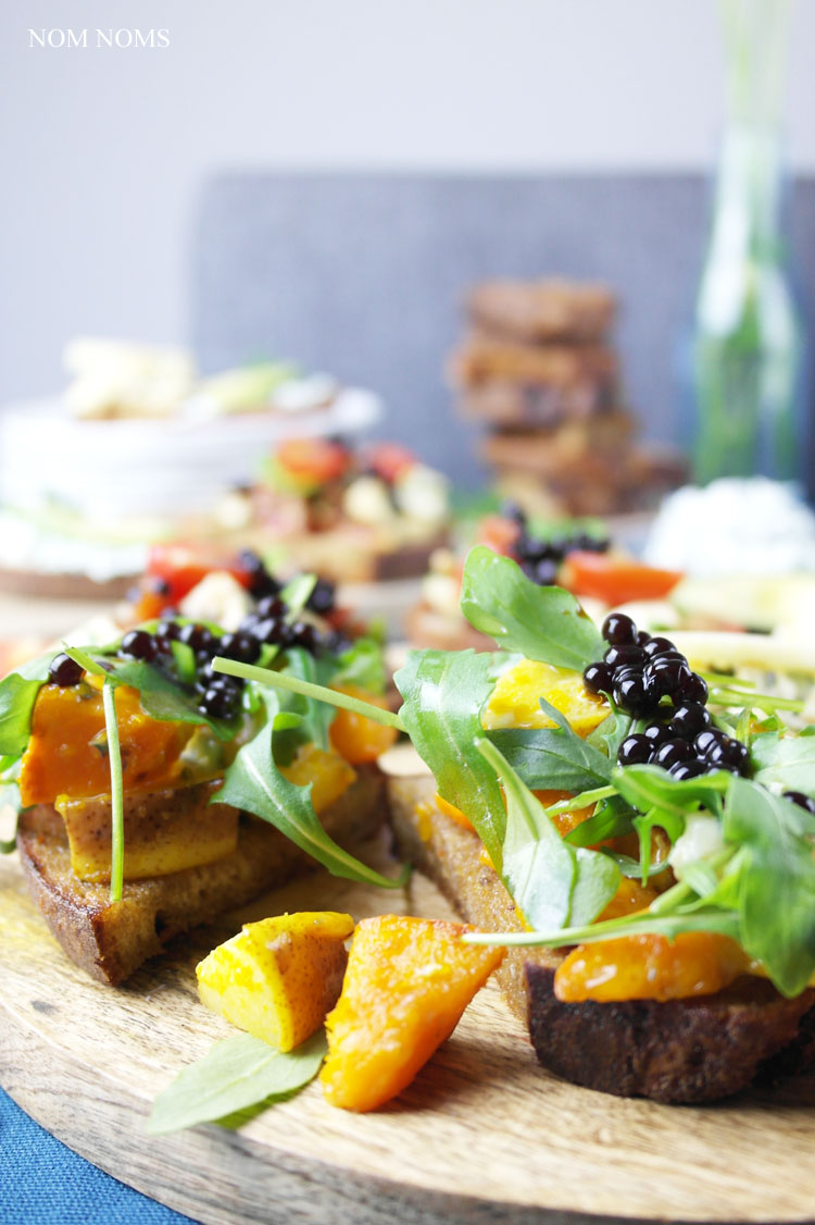vegetarische bruschetta: herzhaft und süß: Kürbis-Birnen-Bruschetta mit Gorgonzola