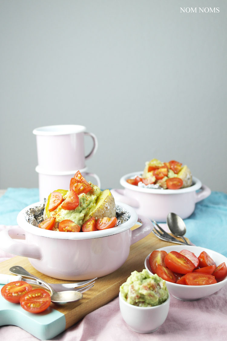 ofenkartoffel mit avocado-tomaten-salsa | baked potato with avocado tomato salsa (vegan) ❤