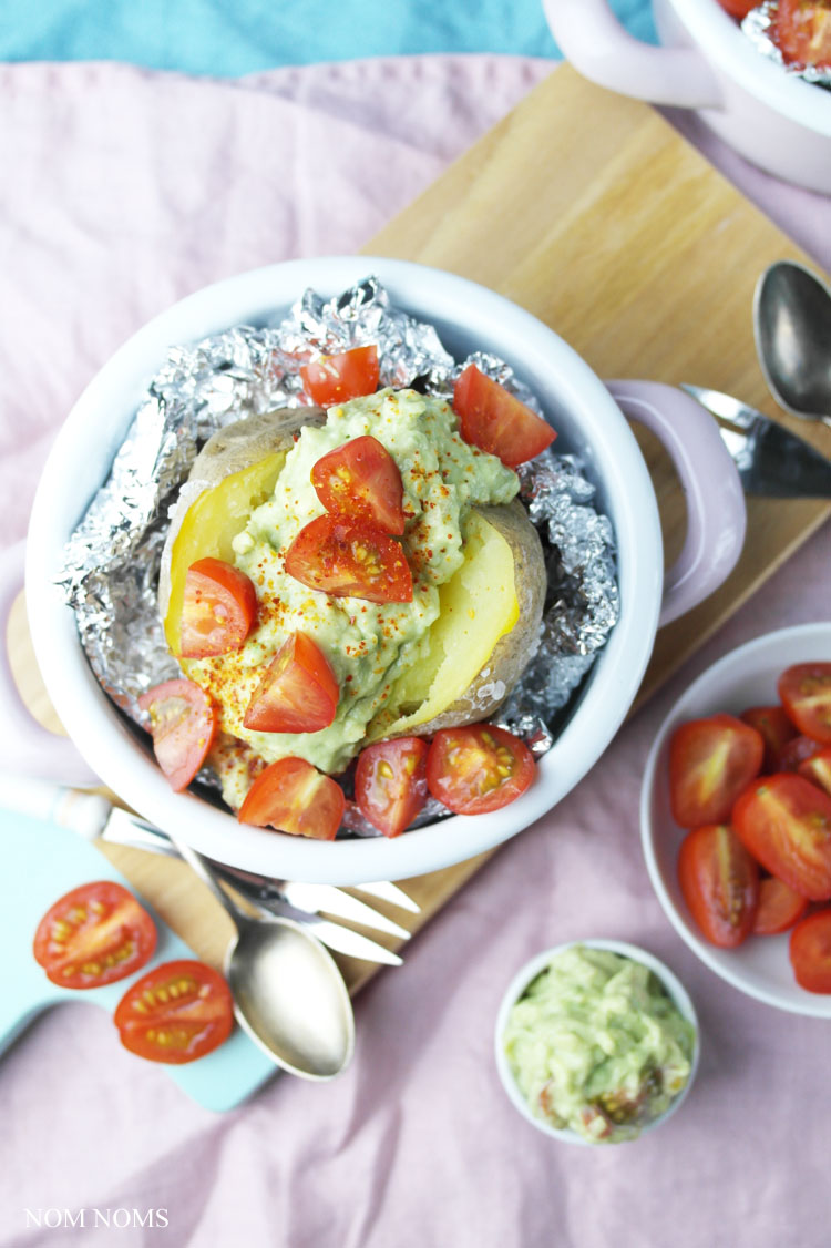 ofenkartoffel mit avocado-tomaten-salsa | baked potato with avocado tomato salsa (vegan) ❤