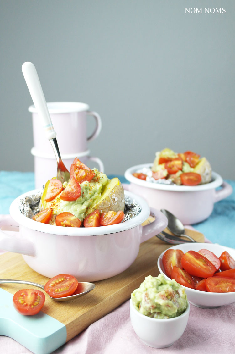 ofenkartoffel mit avocado-tomaten-salsa | baked potato with avocado tomato salsa (vegan) ❤
