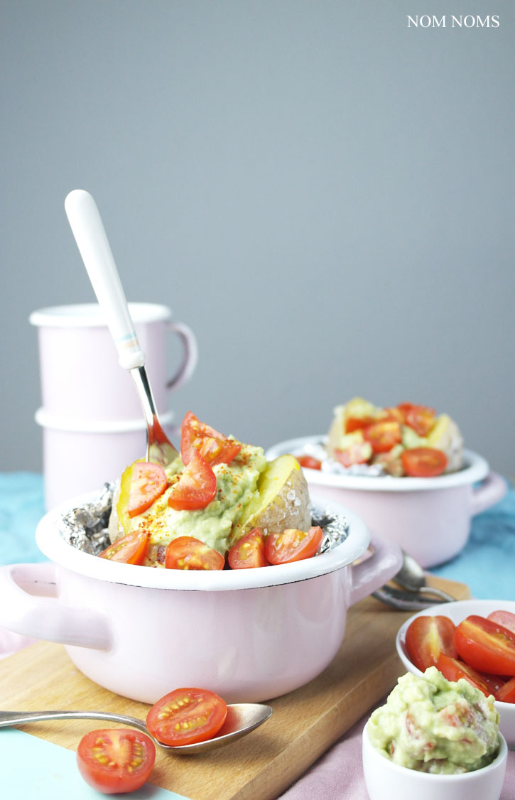 ofenkartoffel mit avocado-tomaten-salsa | baked potato with avocado tomato salsa (vegan) ❤