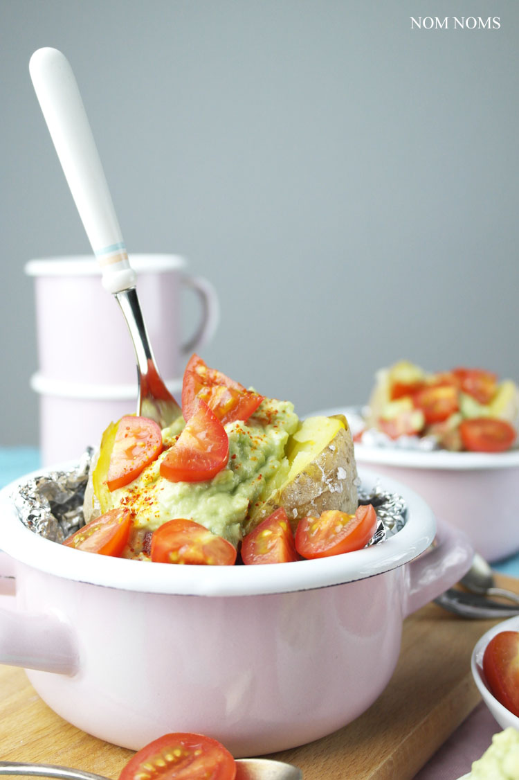 ofenkartoffel mit avocado-tomaten-salsa | baked potato with avocado tomato salsa (vegan) ❤