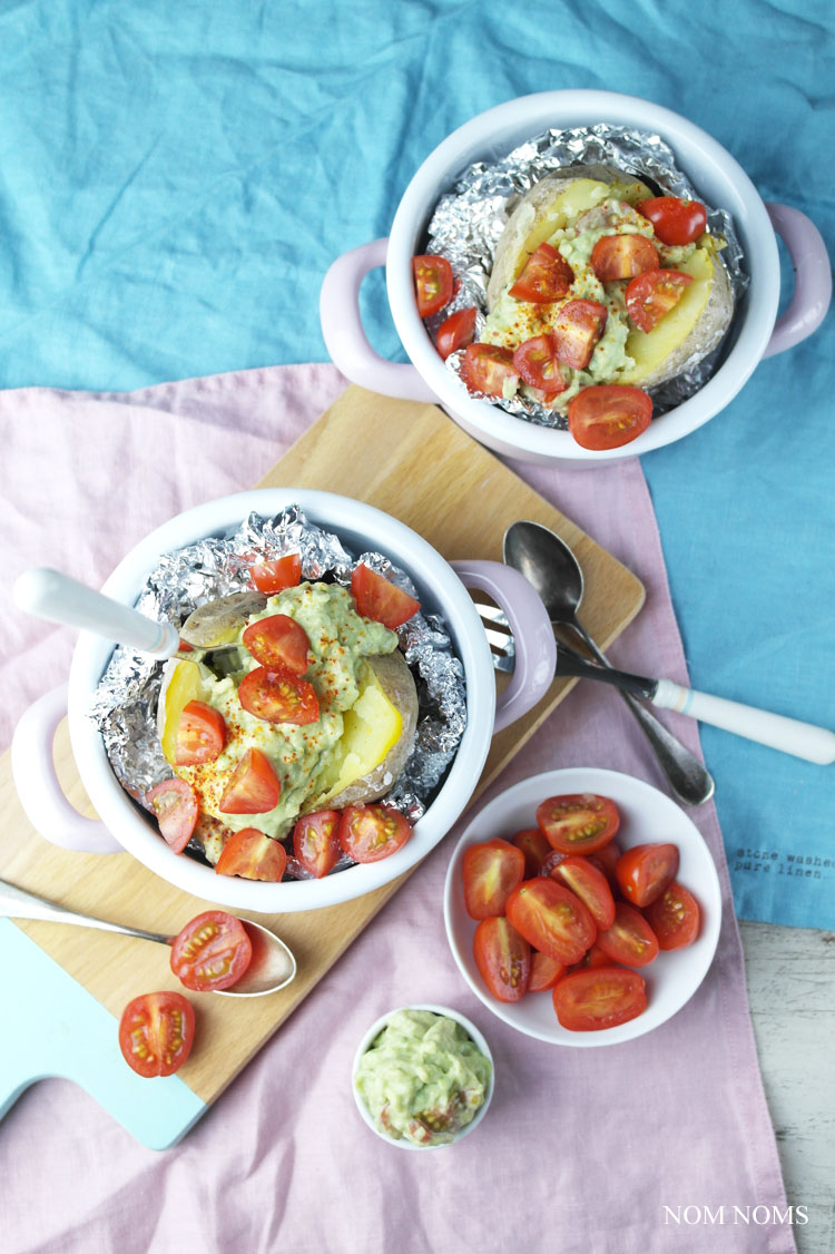 ofenkartoffel mit avocado-tomaten-salsa | baked potato with avocado tomato salsa (vegan) ❤