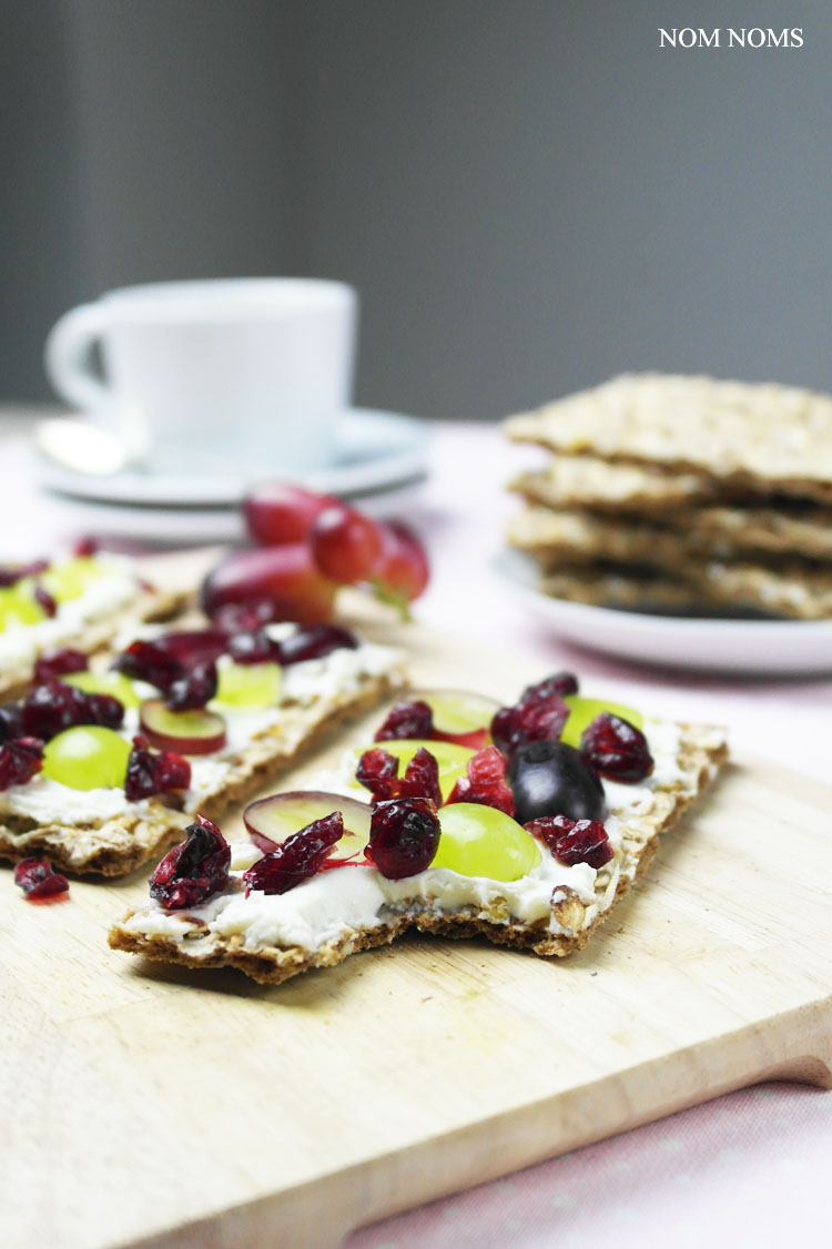 knäckebrot im ziegenfrischekäse, weintrauben und cranberries | crispbread with soft goat cheese, grapes and cranberries ❤