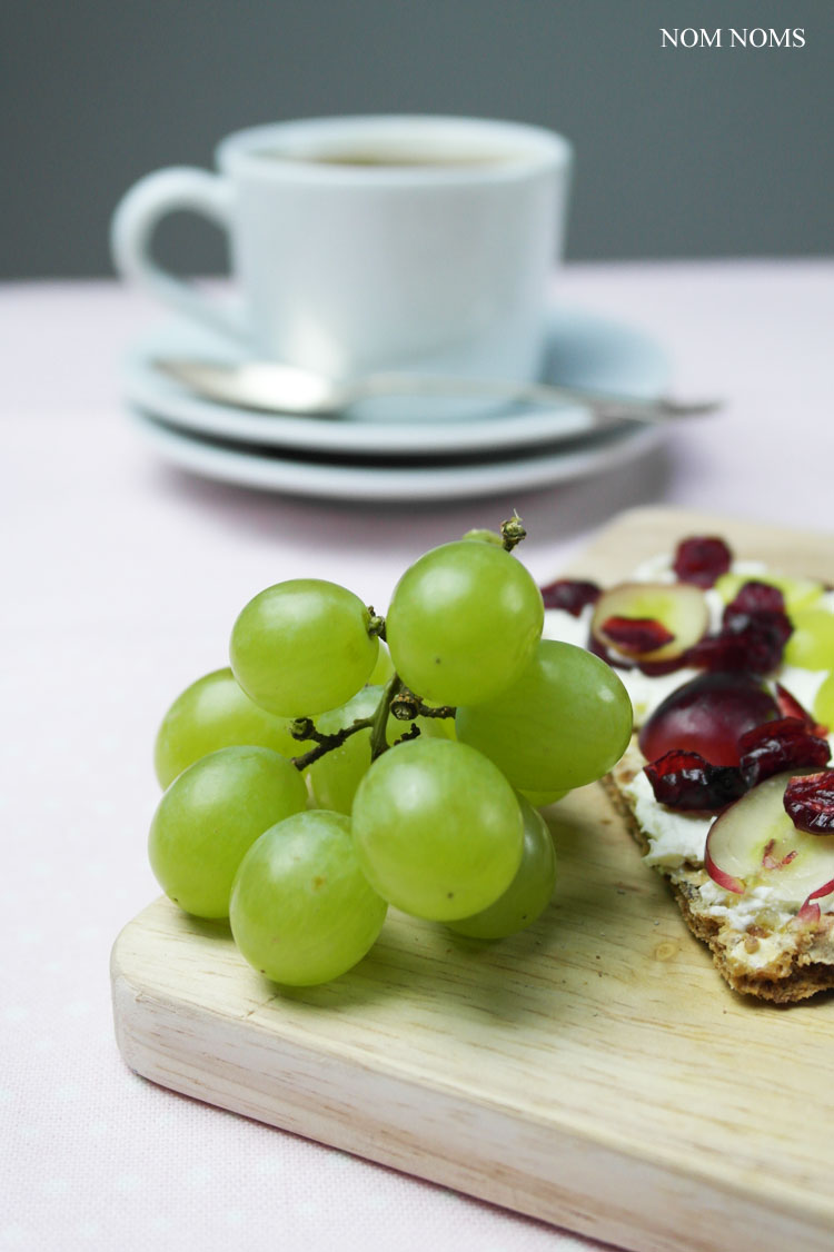 knäckebrot im ziegenfrischekäse, weintrauben und cranberries | crispbread with soft goat cheese, grapes and cranberries ❤