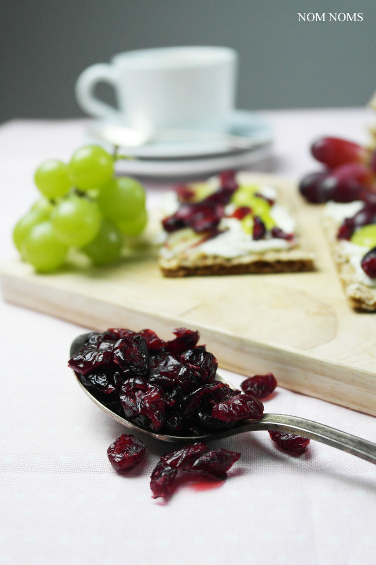 knäckebrot im ziegenfrischekäse, weintrauben und cranberries | crispbread with soft goat cheese, grapes and cranberries ❤