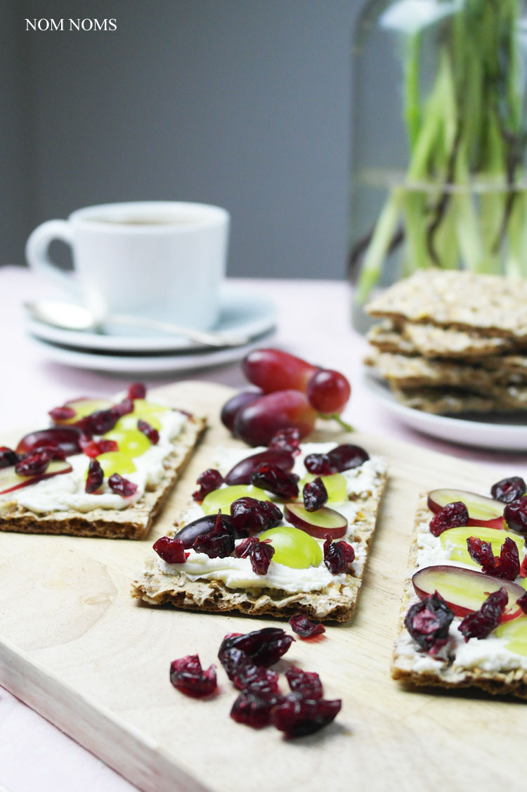 knäckebrot im ziegenfrischekäse, weintrauben und cranberries | crispbread with soft goat cheese, grapes and cranberries ❤