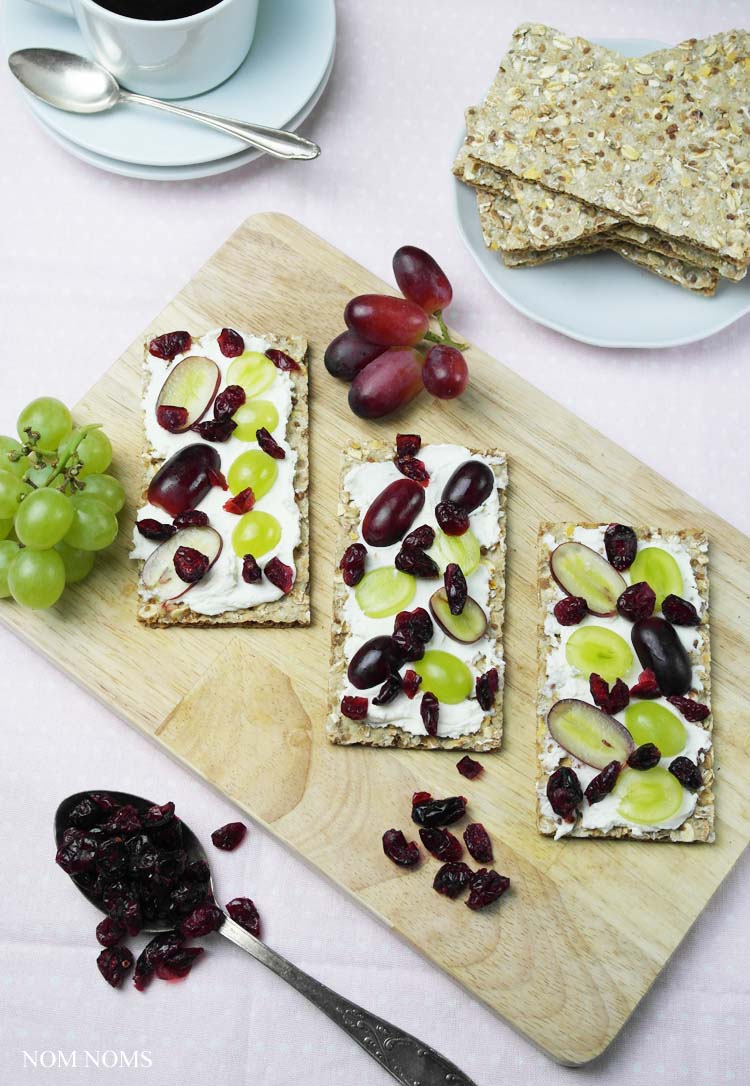 knäckebrot im ziegenfrischekäse, weintrauben und cranberries | crispbread with soft goat cheese, grapes and cranberries ❤