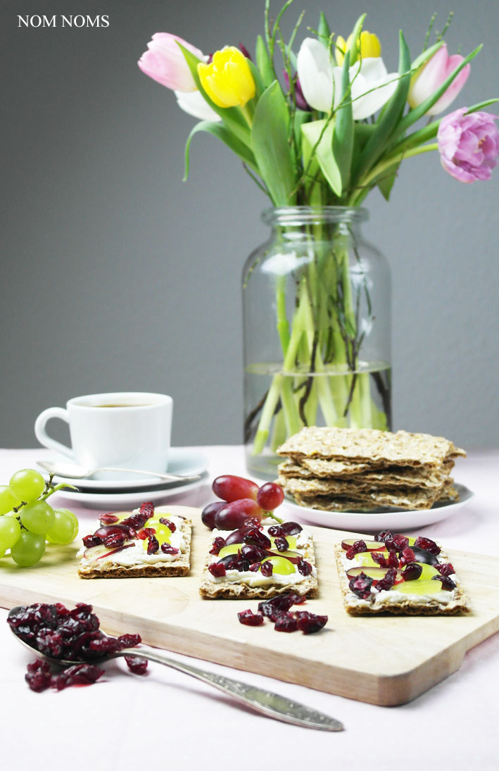 knäckebrot im ziegenfrischekäse, weintrauben und cranberries | crispbread with soft goat cheese, grapes and cranberries ❤