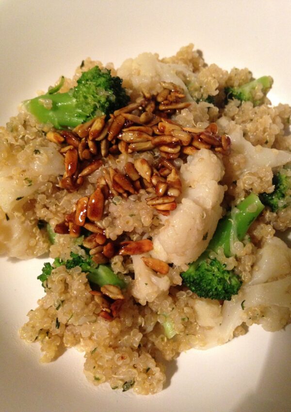 quinoa with cauliflower, broccoli & curry sunflower seeds | quinoa mit blumenkohl, brokkoli & curry-sonnenblumenkernen