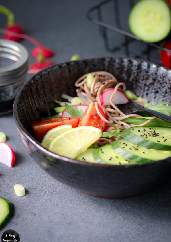 {#nomnomsguests} Black Sesam-Bowl mit Soba-Buchweizennudeln | Lena von A Very Vegan Life ❤