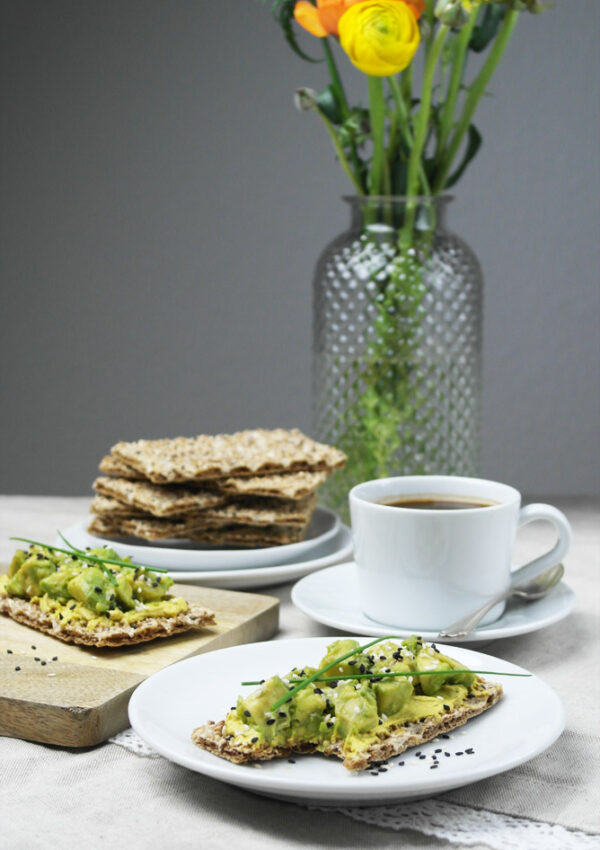 Müsli-Knäckebrot verliebt in Mango & Joghurt | Sesam-Knäckebrot mit Curry-Aufstrich & Avocado