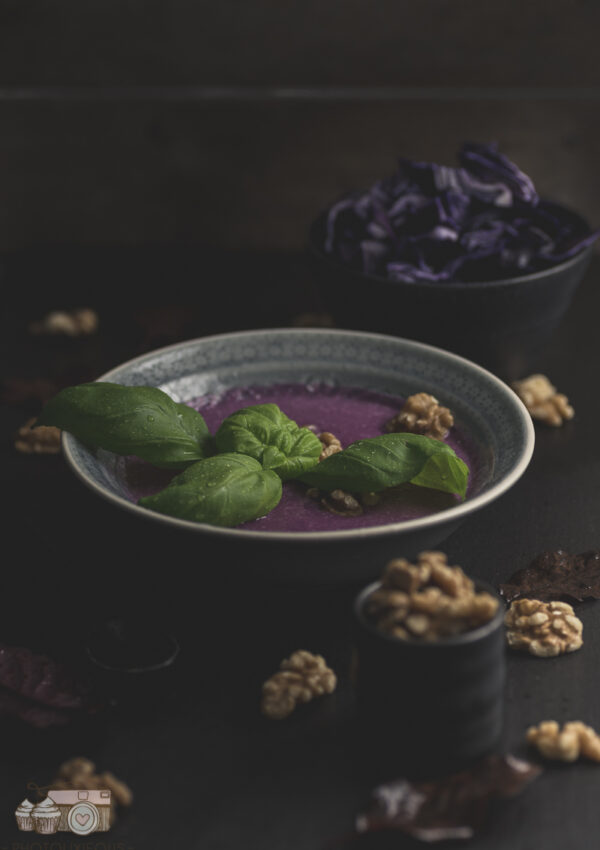 {#nomnomsguests} Rotkohlsuppe mit Walnüssen | Indra von Photolixieous