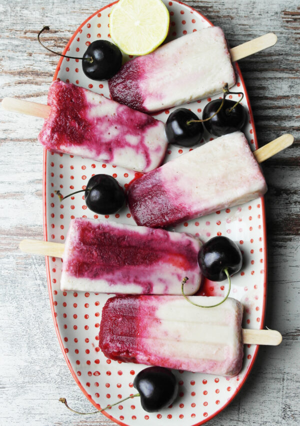 eisliebe: kirsch-bananen-popsicles mit limette (kiba-eis) | ice cream love: cherry banana popsicles with lime ❤