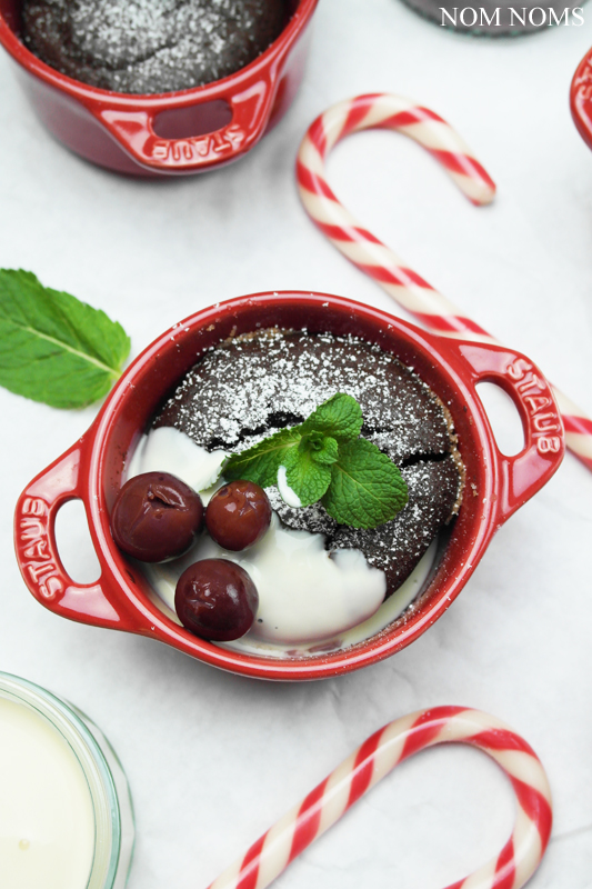 schokoladen-küchlein mit vanillesoße und kirschen