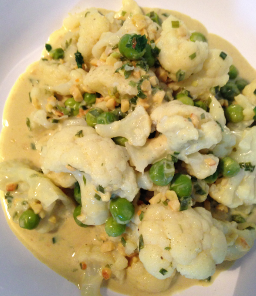 blumenkohl-curry mit frischen erbsen & cashews | cauliflower-curry with fresh peas & cashews