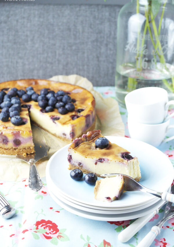 käsekuchen auf schwedisch: mit haferkeks-boden & blaubeeren | swedish cheesecake: with flapjack crust & blueberries