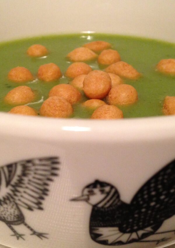 broccoli soup with fried batter pearls | brokkoli-suppe mit backerbsen