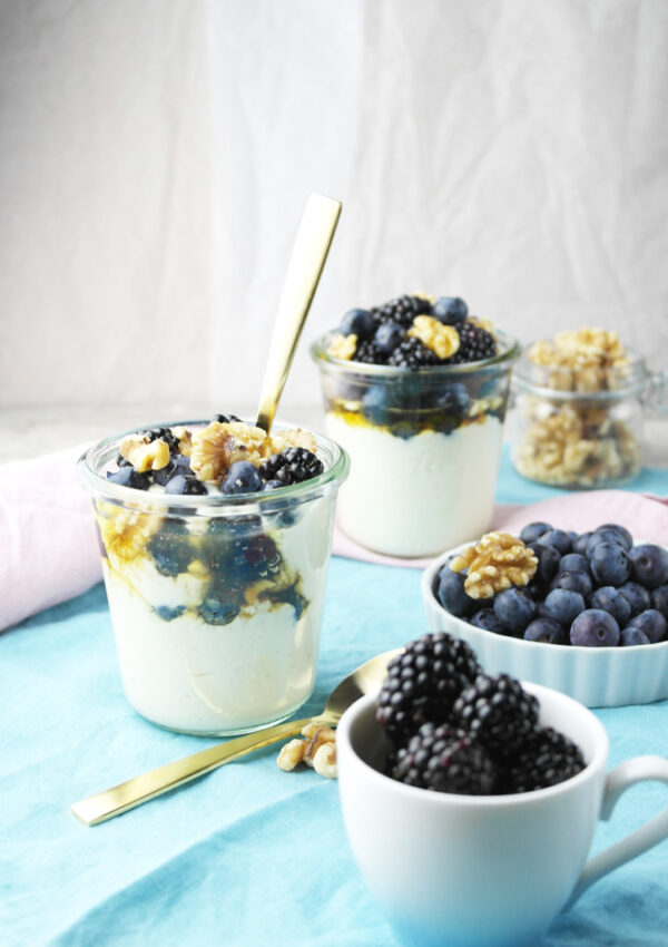 Veganes Frühstück – Pflanzlicher Quark mit Beeren, Walnüssen & Ahornsirup ❤