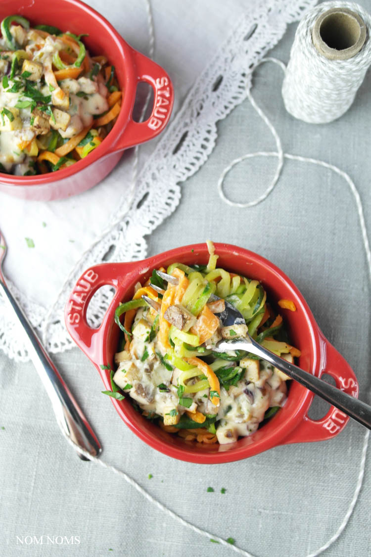 gemüse-spaghetti mit veganer carbonara | vegetable spaghetti with vegan carbonara
