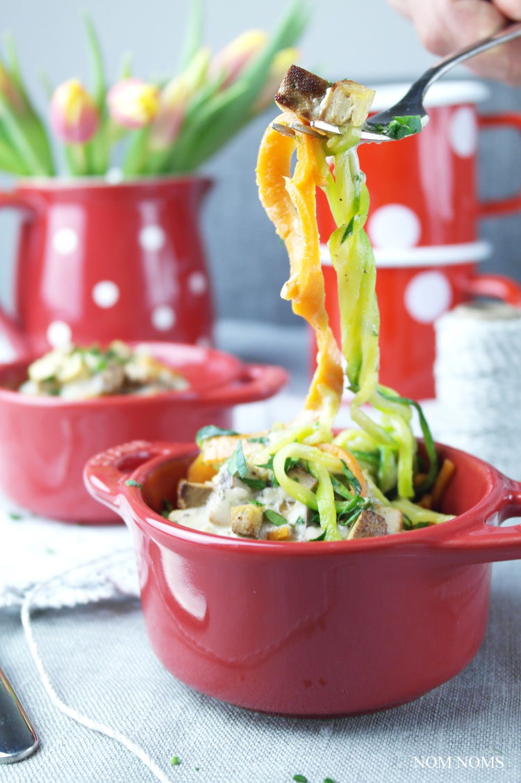 gemüse-spaghetti mit veganer carbonara | vegetable spaghetti with vegan carbonara