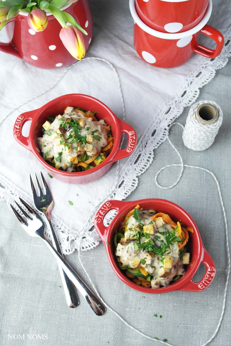 gemüse-spaghetti mit veganer carbonara | vegetable spaghetti with vegan carbonara
