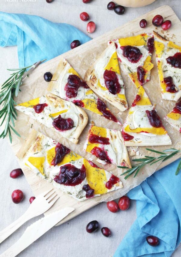 Flammkuchen mit Butternut-Kürbis, Ziegenkäse und Cranberrysoße