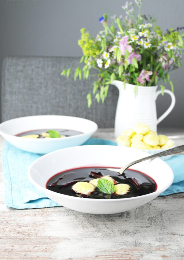 {Zwilling #kochtopfreise} Fliederbeeren-Suppe mit Apfel und Grießklößchen (Holundersuppe)