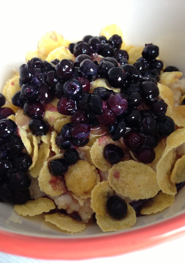 soy yogurt with amaranth, cornflakes & blueberries | soja-jogurt mit amaranth, cornflakes & blaubeeren