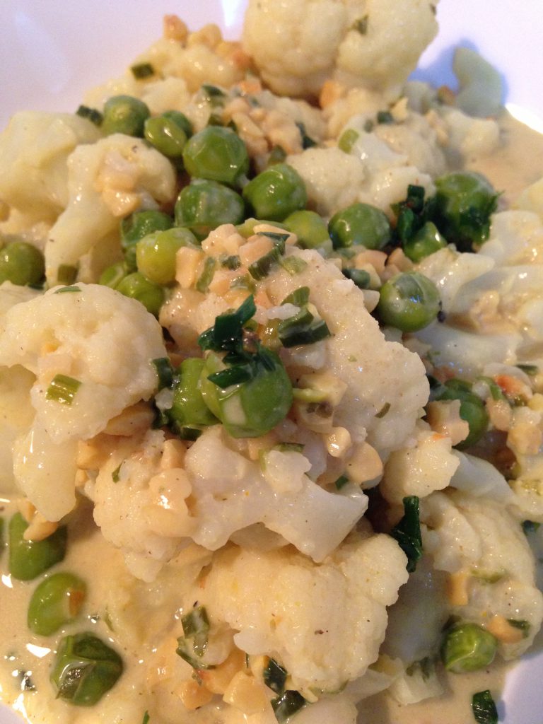 blumenkohl-curry mit frischen erbsen & cashews | cauliflower-curry with fresh peas & cashews
