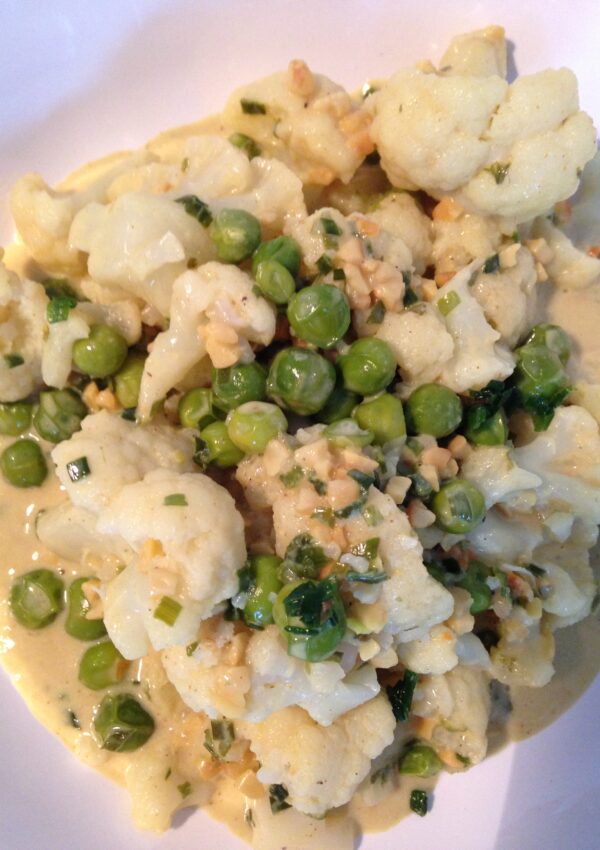 blumenkohl-curry mit frischen erbsen & cashews | cauliflower-curry with fresh peas & cashews