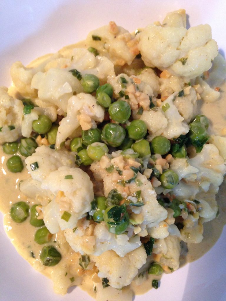 blumenkohl-curry mit frischen erbsen & cashews | cauliflower-curry with fresh peas & cashews