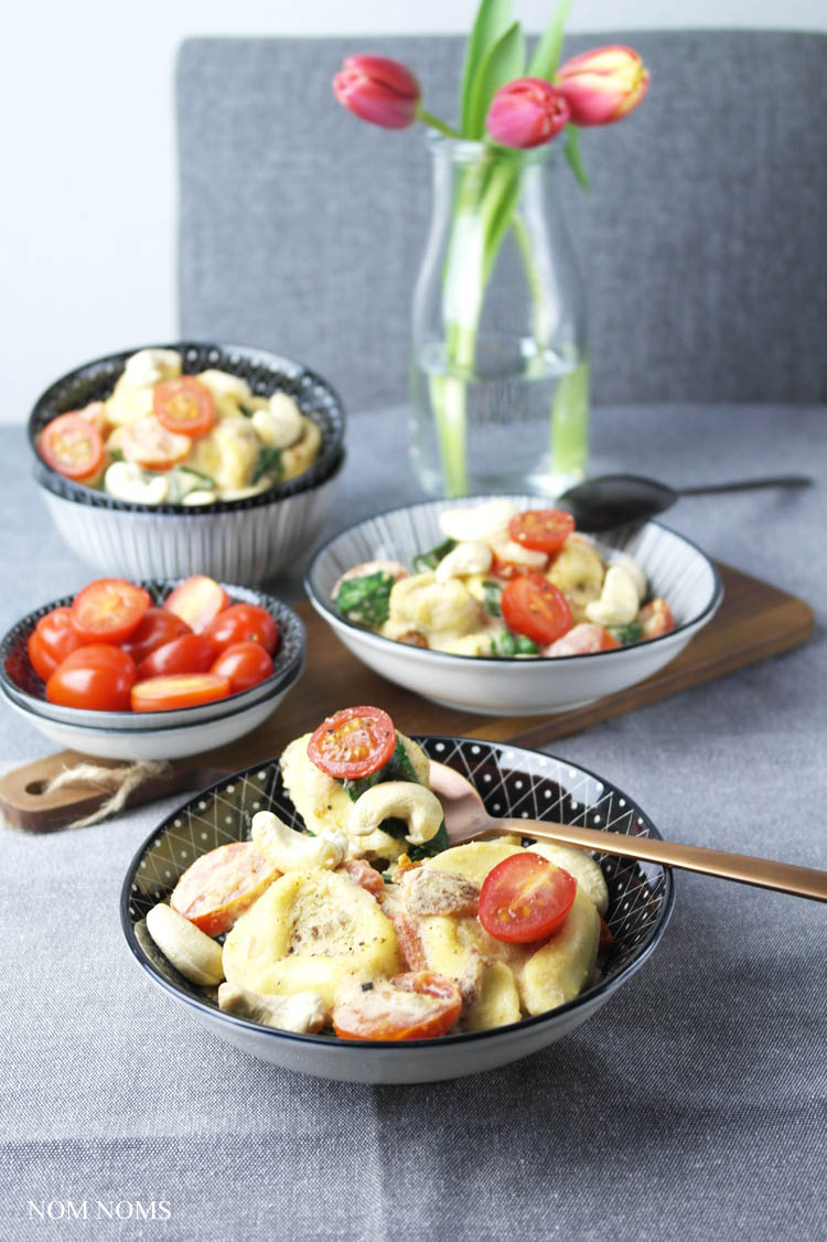 one pan pasta: tortelloni mit cashew-sahne-sauce, tomaten & babyspinat | one pan pasta: tortelloni with cashew-cream-sauce, tomatoes & baby spinach ❤