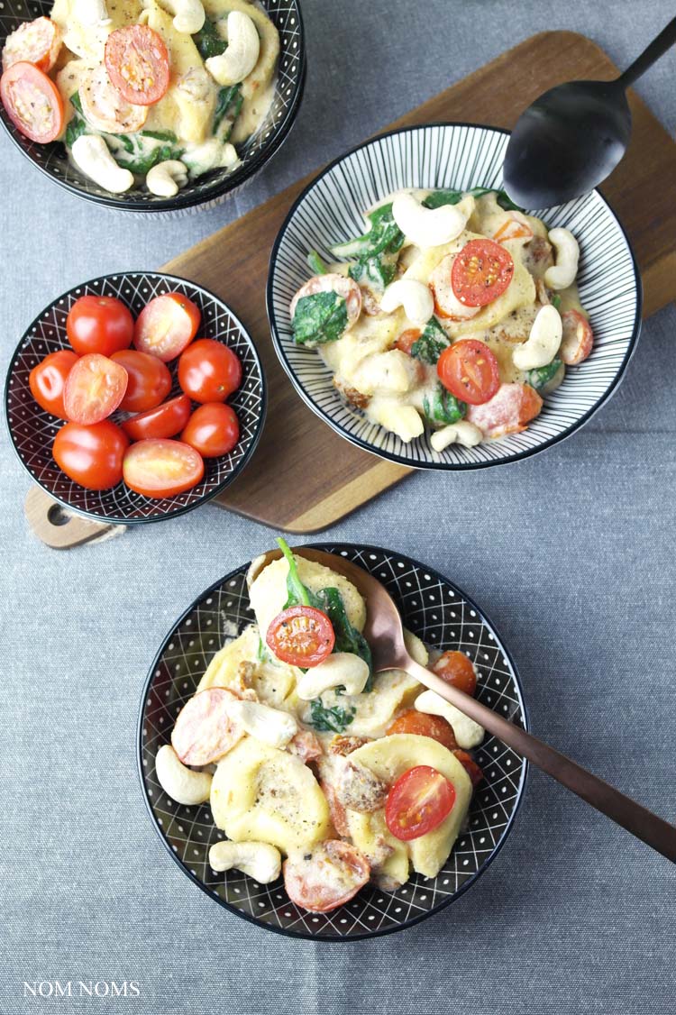 one pan pasta: tortelloni mit cashew-sahne-sauce, tomaten & babyspinat | one pan pasta: tortelloni with cashew-cream-sauce, tomatoes & baby spinach ❤