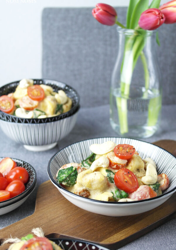 one pan pasta: tortelloni mit cashew-sauce, tomaten & babyspinat