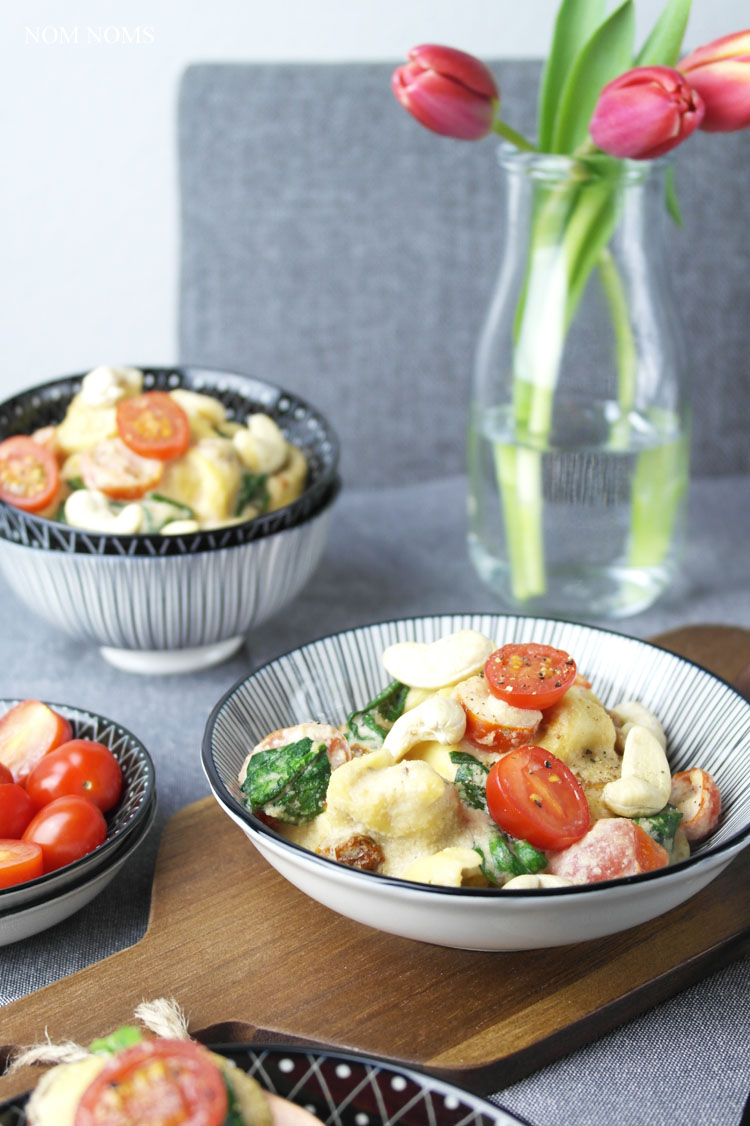 one pan pasta: tortelloni mit cashew-sahne-sauce, tomaten & babyspinat | one pan pasta: tortelloni with cashew-cream-sauce, tomatoes & baby spinach ❤