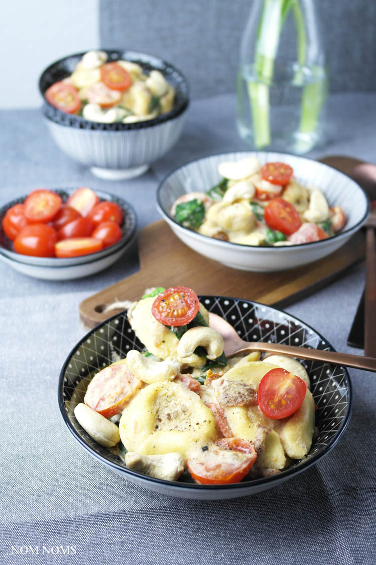 one pan pasta: tortelloni mit cashew-sahne-sauce, tomaten & babyspinat | one pan pasta: tortelloni with cashew-cream-sauce, tomatoes & baby spinach ❤
