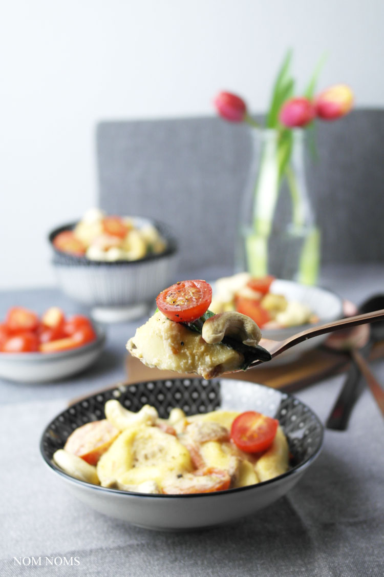 one pan pasta: tortelloni mit cashew-sahne-sauce, tomaten & babyspinat | one pan pasta: tortelloni with cashew-cream-sauce, tomatoes & baby spinach ❤