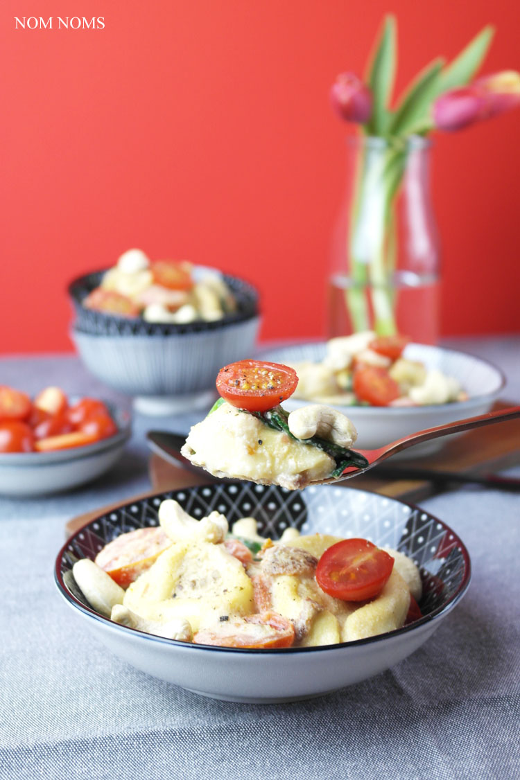 one pan pasta: tortelloni mit cashew-sahne-sauce, tomaten & babyspinat | one pan pasta: tortelloni with cashew-cream-sauce, tomatoes & baby spinach ❤