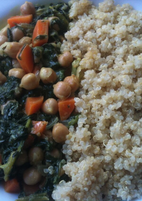 chickpeas curry with spinach and quinoa