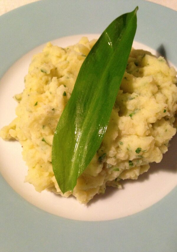 mashed potatoes with fresh wild garlic | kartoffelpüree mit frischem bärlauch