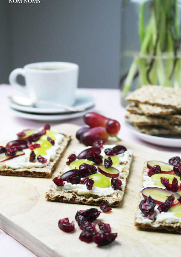 Knäckebrot mit Ziegenfrischkäse, Weintrauben und Cranberries
