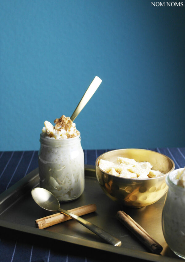 {kulinarische entdeckungsreise: griechenland} traditionell griechischer milchreis mit zimt & sesam-knusper | traditional greek rice pudding with cinnamon & sesame seed crunch
