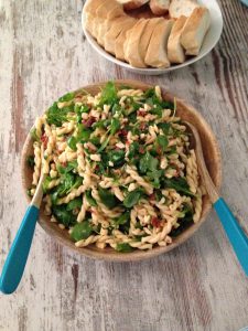pasta rucola salat mit getrockneten tomaten & pinienkerne | pasta rocket salad with sundried tomatoes & pine nuts