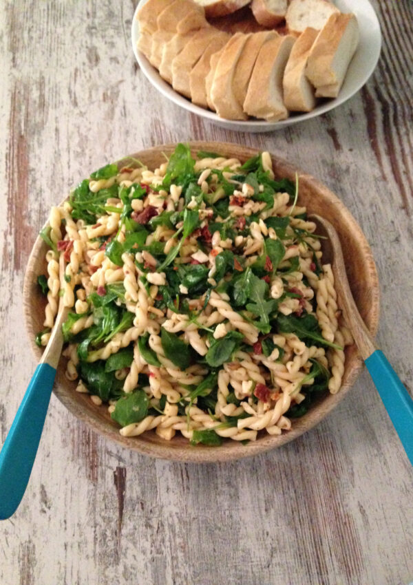 pasta rucola salat mit getrockneten tomaten & pinienkerne | pasta rocket salad with sundried tomatoes & pine nuts