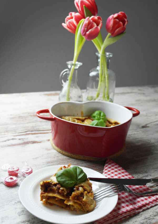 love is in the air: vegane tofu lasagne mit mandelmus-käse oder vegane bolognese sauce | vegan tofu lasagna with almond paste cheese or vegan sauce bolognese