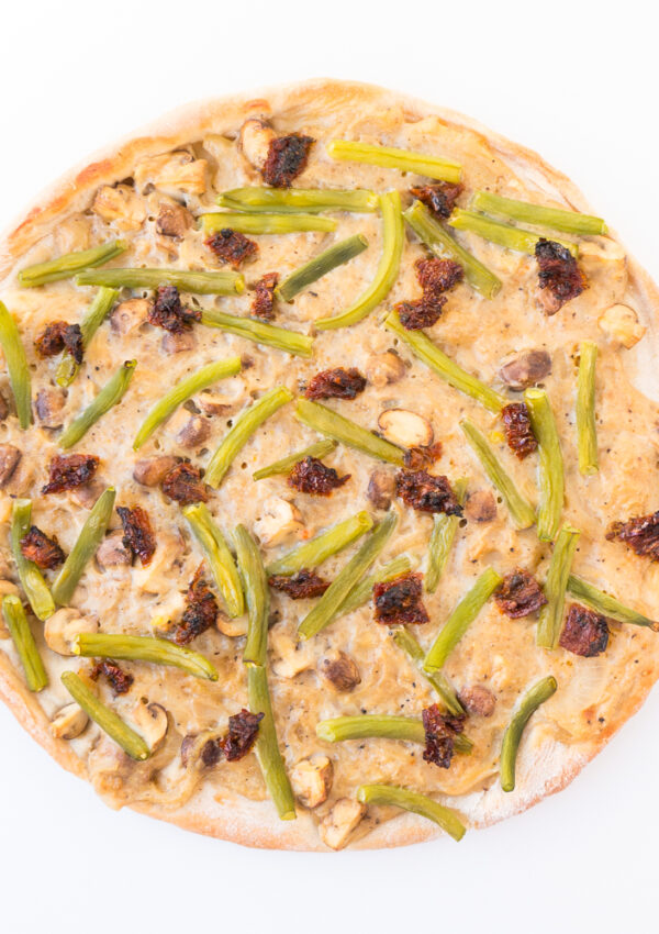 {#nomnomsguests} Vegane Pizza mit grünen Bohnen und eingelegten Tomaten | Arne von The Veg(etari)an Diaries