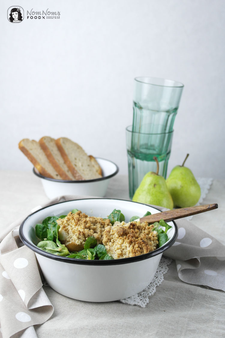 Feldsalat mit gebackener Birne | Kochbuch: Biokiste vegan / mache with baked pear